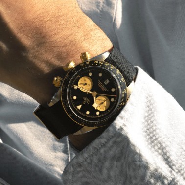 Montre Tudor Black Bay Chrono S&G automatique lunette et poussoirs or jaune cadran noir bracelet tissu noir 41 mm M79363N-0003