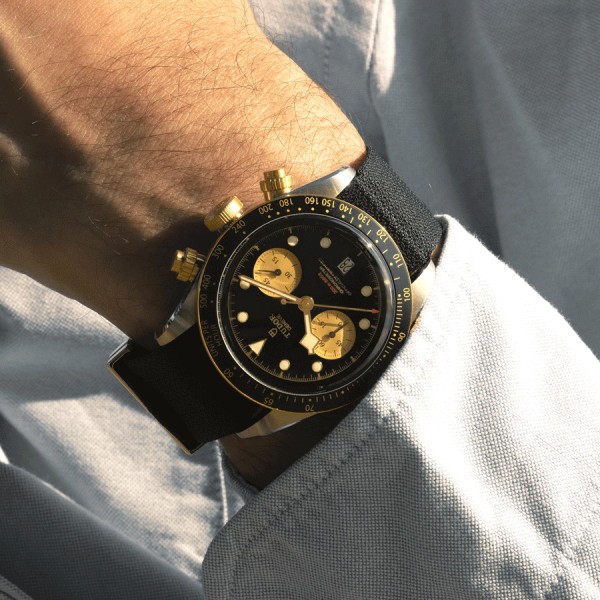 Montre Tudor Black Bay Chrono S&G automatique lunette et poussoirs or jaune cadran noir bracelet tissu noir 41 mm M79363N-0003
