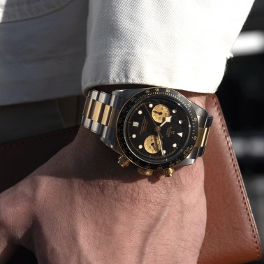 Montre Tudor Black Bay Chrono S&G automatique lunette et poussoirs or jaune cadran noir bracelet acier et or jaune 41 mm M79363N
