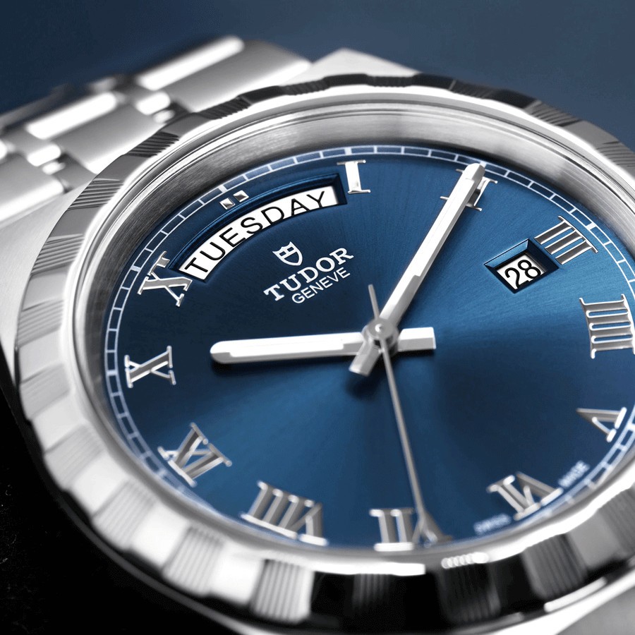 Montre Tudor Royal automatique index chiffres romains cadran soleillé bleu bracelet acier 41 mm M28600-0005