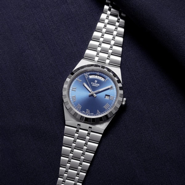 Montre Tudor Royal automatique index chiffres romains cadran soleillé bleu bracelet acier 41 mm M28600-0005