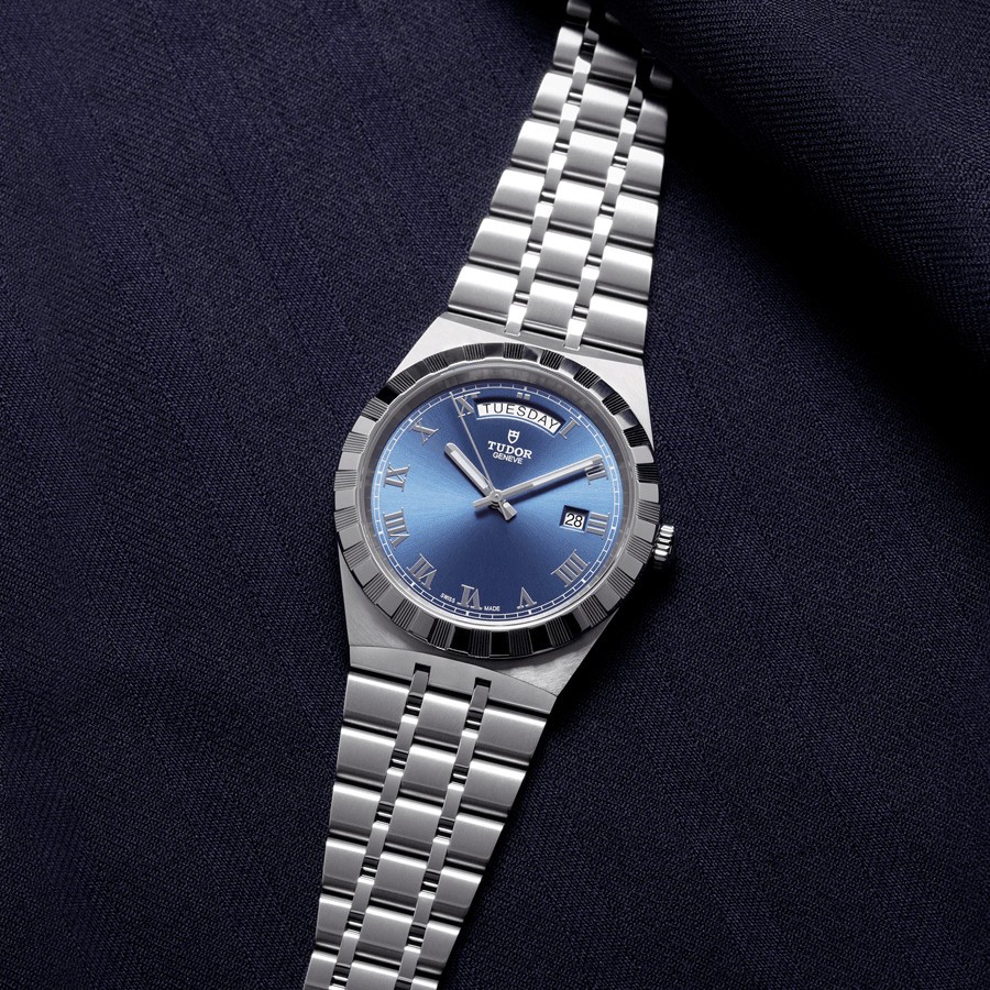 Montre Tudor Royal automatique index chiffres romains cadran soleillé bleu bracelet acier 41 mm M28600-0005