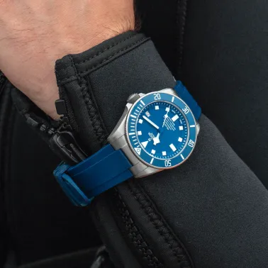 Tudor Pelagos automatic watch right-hand version blue dial titanium bracelet 42 mm M25600TB-0001