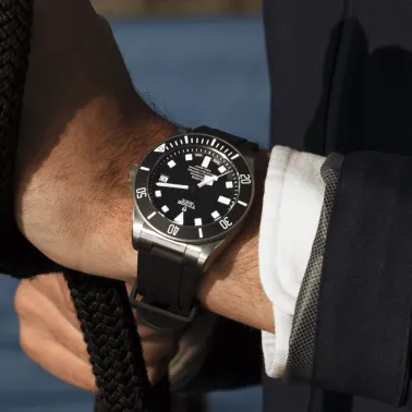 Tudor Pelagos automatic watch right-hand version black dial titanium bracelet 42 mm M25600TN-0001
