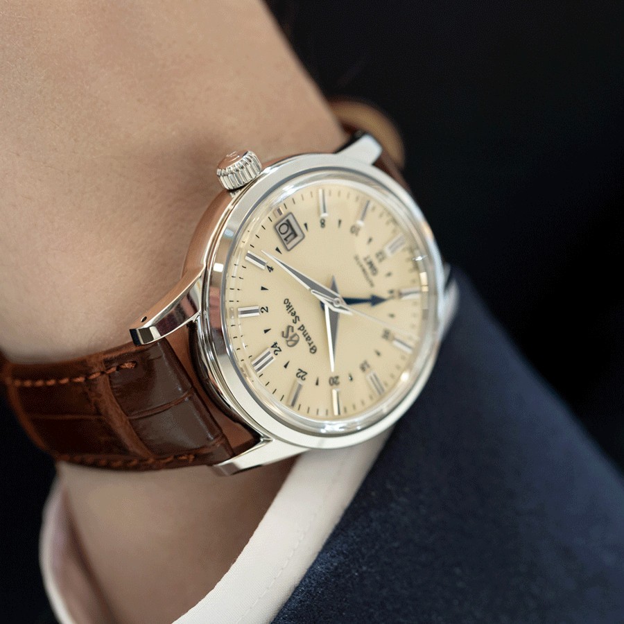 Montre Grand Seiko Elegance automatique GMT cadran ivoire bracelet cuir crocodile brun 39,5 mm SBGM221G