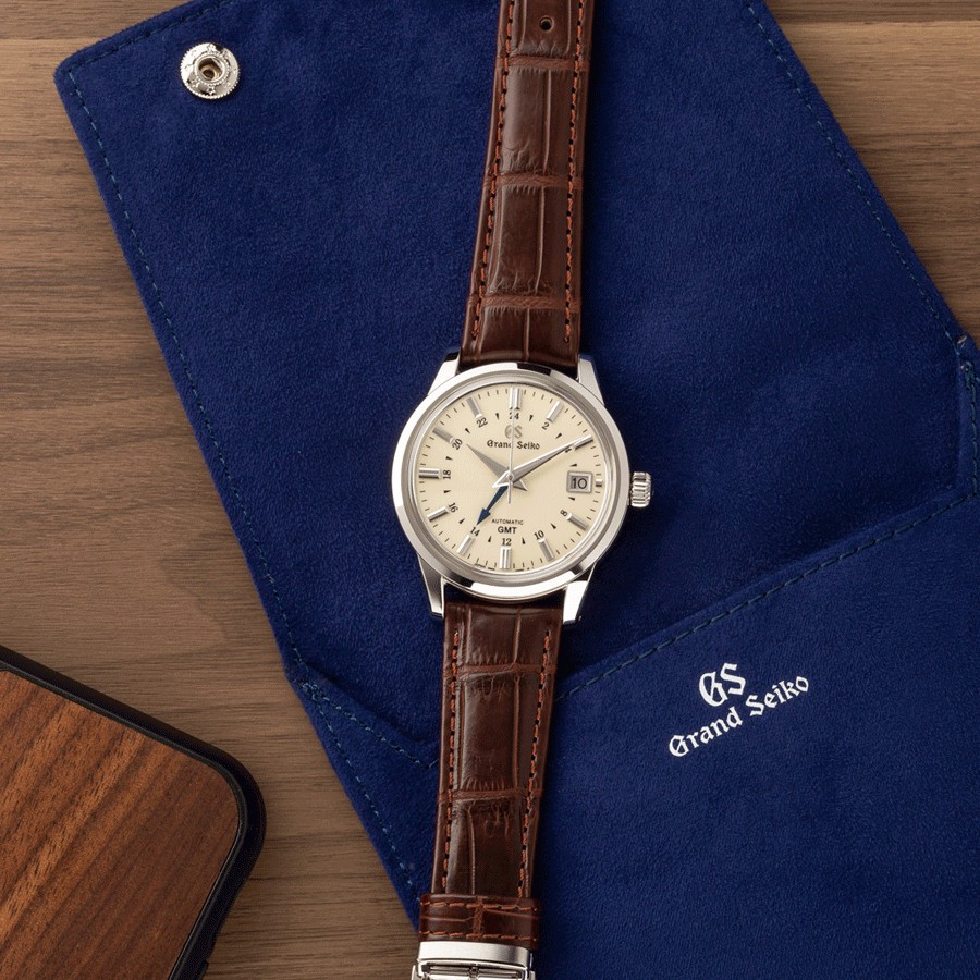 Montre Grand Seiko Elegance automatique GMT cadran ivoire bracelet cuir crocodile brun 39,5 mm SBGM221G
