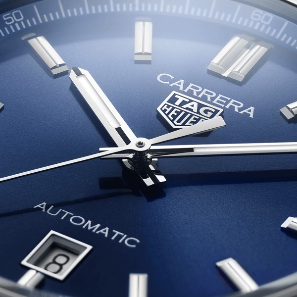 Montre Tag Heuer Carrera Calibre 5 automatique cadran bleu bracelet acier 39 mm WBN2112.BA0639