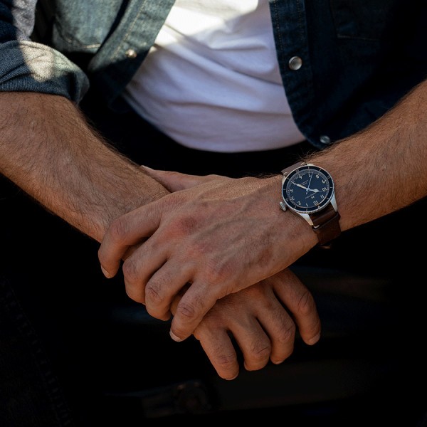 Montre Hamilton Pilot Pioneer Auto automatique cadran noir bracelet cuir marron 38 mm H76205530