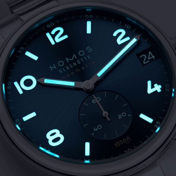Montre Nomos Club Sport Neomatik 42 date automatique cadran bleu bracelet acier 42 mm 782