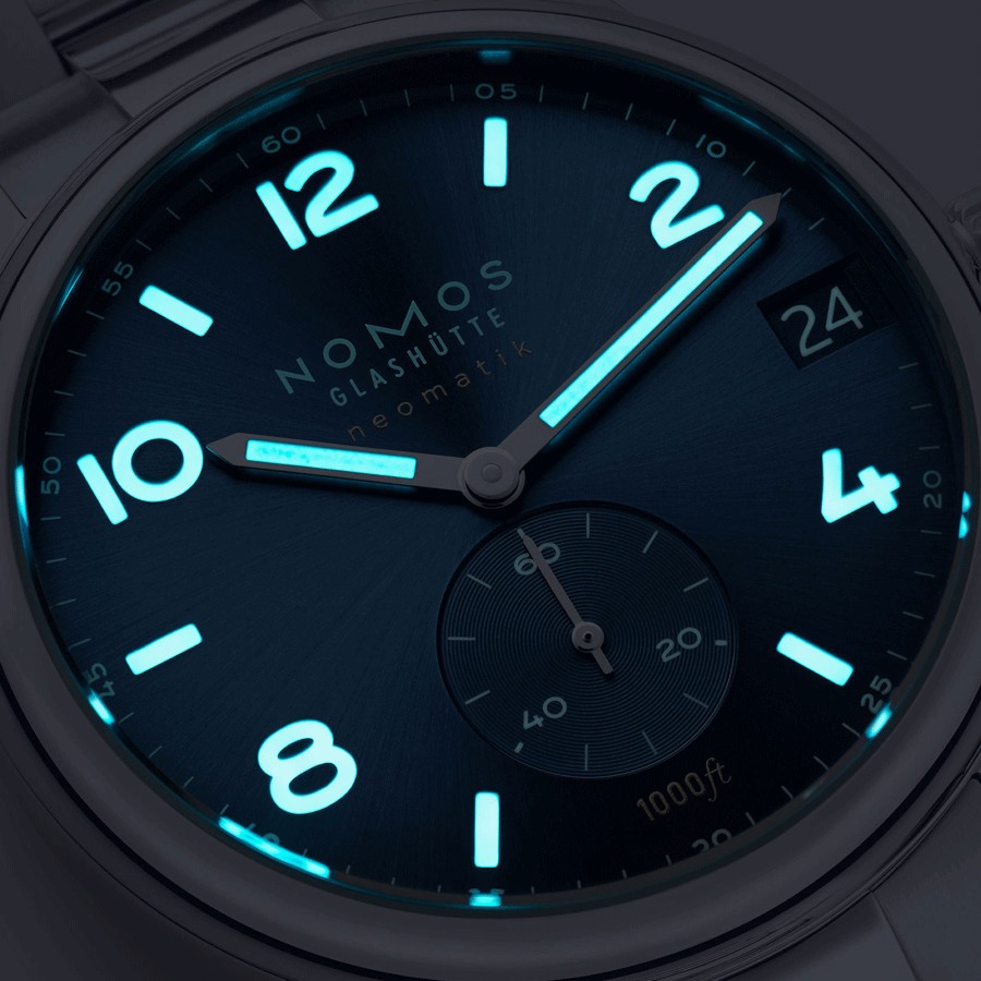 Montre Nomos Club Sport Neomatik 42 date automatique cadran bleu bracelet acier 42 mm 782