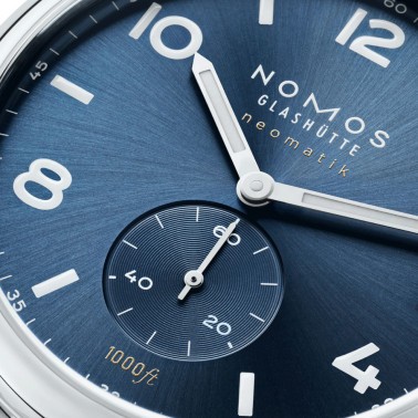Montre Nomos Club Sport Neomatik 42 date automatique cadran bleu bracelet acier 42 mm 782