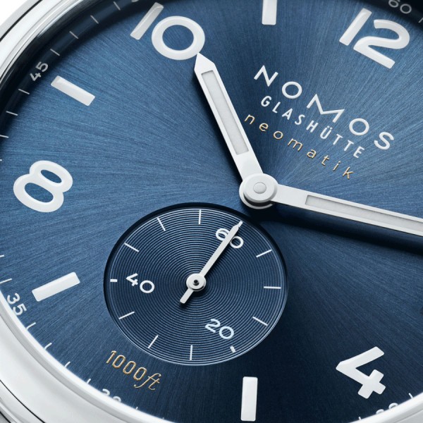 Montre Nomos Club Sport Neomatik 42 date automatique cadran bleu bracelet acier 42 mm 782