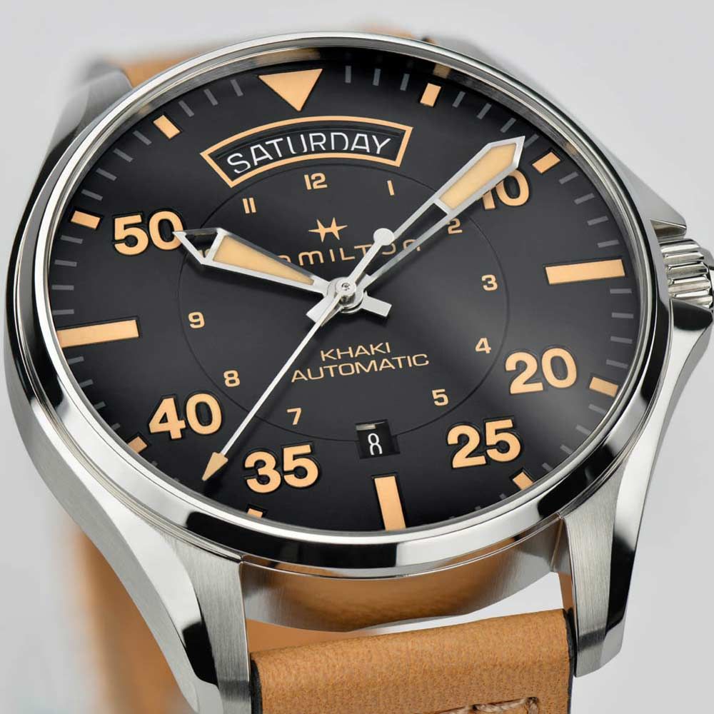 Montre Hamilton Khaki Aviation Day Date cadran noir bracelet désert 42 mm