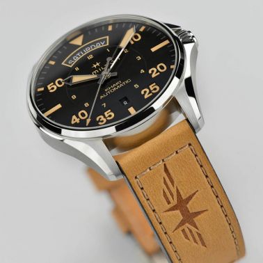 Montre Hamilton Khaki Aviation Day Date cadran noir bracelet désert 42 mm