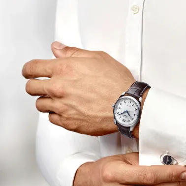 Montre Longines Master Collection automatique cadran argenté chiffres arabes bracelet cuir marron 40 mm