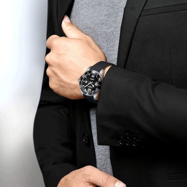 Montre Longines Hydroconquest automatique lunette noire bracelet caoutchouc noir 43 mm L3.782.4.56.9