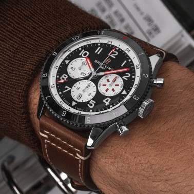 Montre Breitling Super AVI Chronograph GMT Mosquito automatique cadran noir bracelet cuir marron 46 mm YB04451A1B1X1