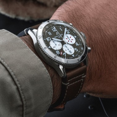 Montre Breitling Super AVI Chronograph GMT Curtiss Warhawk automatique cadran vert bracelet cuir marron 46 mm AB04452A1L1X1