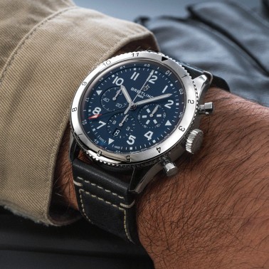 Montre Breitling Super AVI Chronograph GMT Corsair automatique cadran bleu bracelet cuir noir 46 mm AB04451A1C1X1