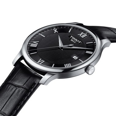 Montre Tissot T-Classic Tradition quartz cadran noir chiffres romains bracelet cuir noir 42 mm T063.610.16.058.00