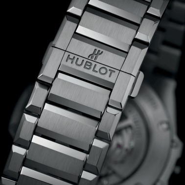 Montre Hublot Big Bang Integral Time Only Titanium automatique cadran gris bracelet titane gris 40 mm