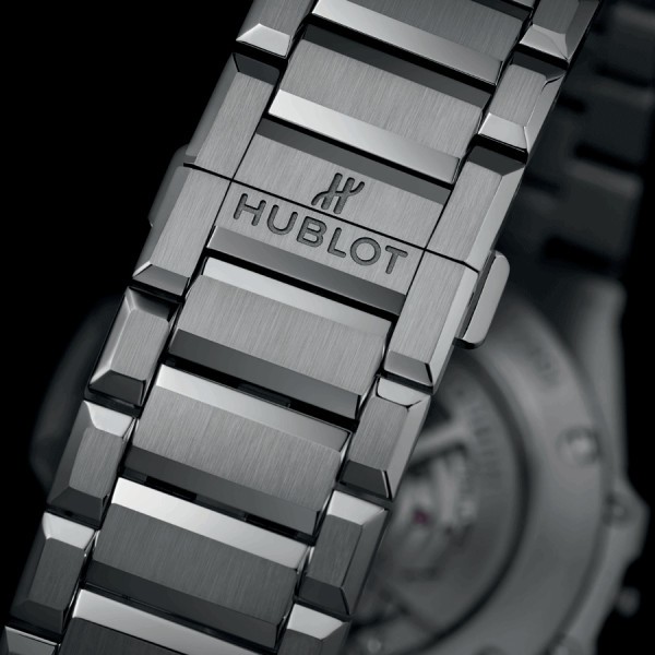 Montre Hublot Big Bang Integral Time Only Titanium automatique cadran gris bracelet titane gris 40 mm