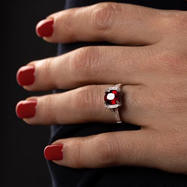 Lepage Le Siam ring in white gold, pigeon blood ruby and diamonds