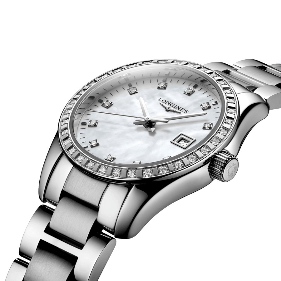 Montre Longines Conquest Classic quartz cadran nacre blanche lunette sertie bracelet acier 29,5 mm L2.286.0.87.6