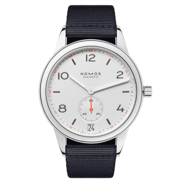 Montre NOMOS Club automatique Date cadran plaqué argent blanc bracelet tissu noir 41,5 mm