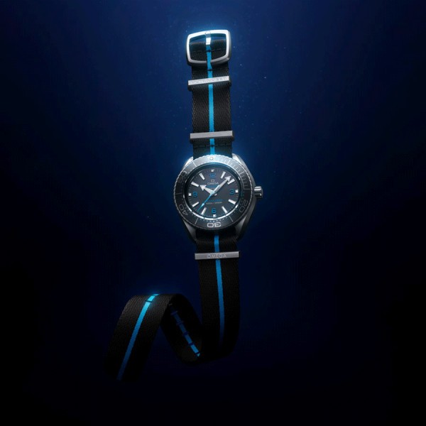 Montre Omega Seamaster Planet Ocean 6000M Ultra Deep Co-Axial titane cadran noir bracelet NATO 45,5 mm