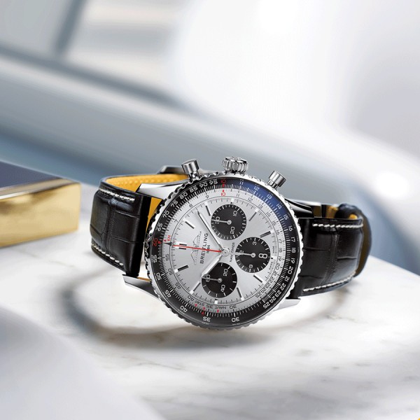 Montre Breitling Navitimer automatique B01 Chronographe cadran argent bracelet cuir noir 43 mm AB0138241G1P1