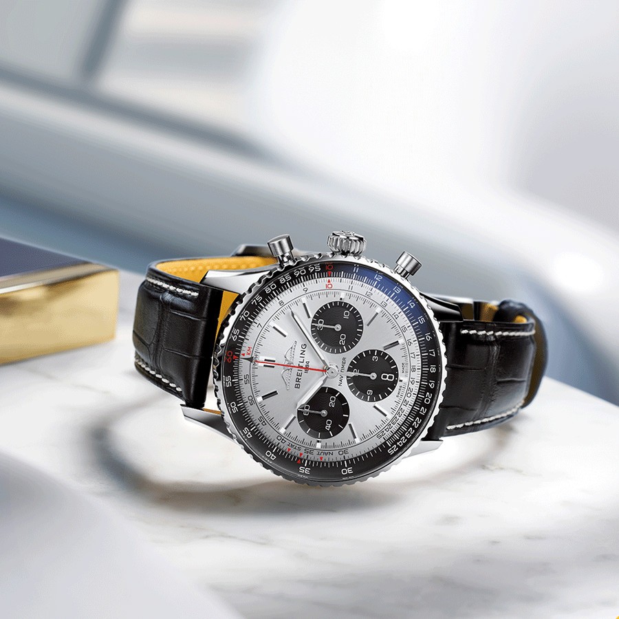Montre Breitling Navitimer automatique B01 Chronographe cadran argent bracelet cuir noir 43 mm AB0138241G1P1