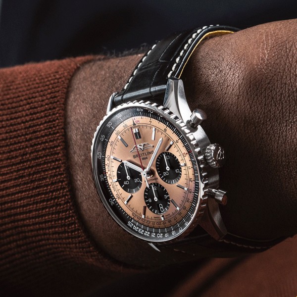 Montre Breitling Navitimer automatique B01 Chronographe cadran cuivre bracelet cuir noir 43 mm AB0138241K1P1