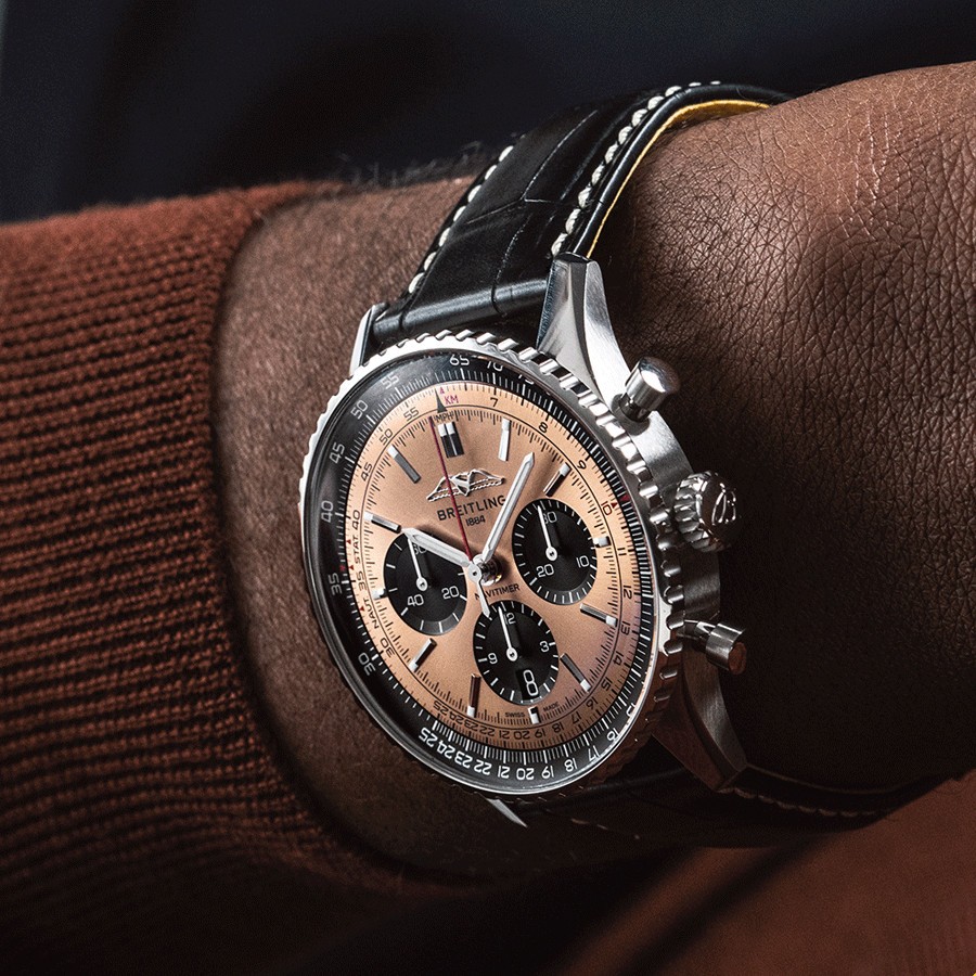 Montre Breitling Navitimer automatique B01 Chronographe cadran cuivre bracelet cuir noir 43 mm AB0138241K1P1