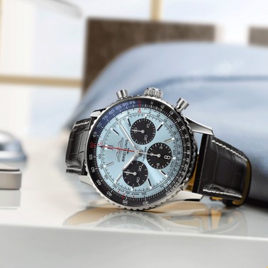 Montre Breitling Navitimer automatique B01 Chronographe cadran bleu glacier bracelet cuir noir 43 mm AB0138241C1P1