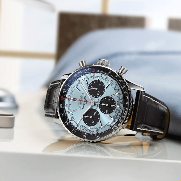 Montre Breitling Navitimer automatique B01 Chronographe cadran bleu glacier bracelet cuir noir 43 mm AB0138241C1P1