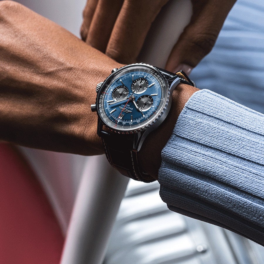 Montre Breitling Navitimer automatique B01 Chronographe cadran bleu bracelet cuir noir 41 mm AB0139241C1P1