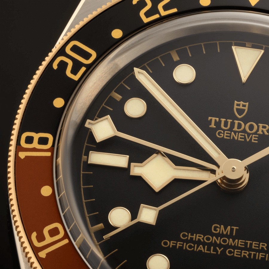 Montre Tudor Black Bay GMT S&G automatique cadran noir bracelet tissu noir avec bande beige 41 mm