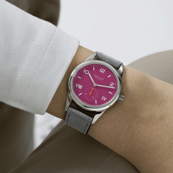 Montre NOMOS Club Campus Deep Pink mécanique cadran rose bracelet cuir gris 36 mm 711