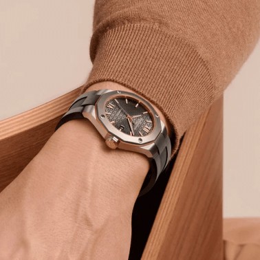 Montre Baume et Mercier Riviera automatique cadran gris bracelet caoutchouc gris 42 mm 10660