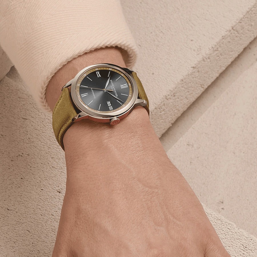 Montre Baume et Mercier Classima automatique cadran gris bracelet toile beige 42 mm 10695