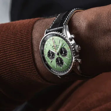 Montre Breitling Navitimer automatique B01 Chronographe cadran vert menthe bracelet cuir noir 43 mm AB0138241L1P1