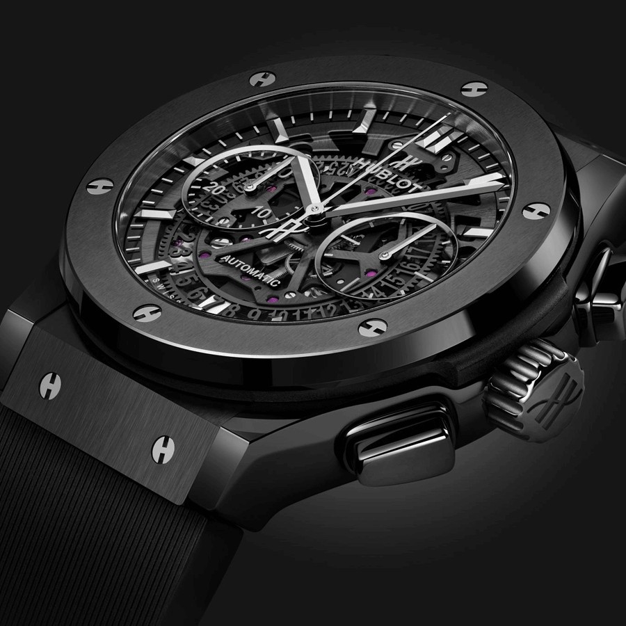 Montre Hublot Classic Fusion Aerofusion Black Magic automatique cadran squelette bracelet caoutchouc noir 45 mm 525.CM.0170.RX