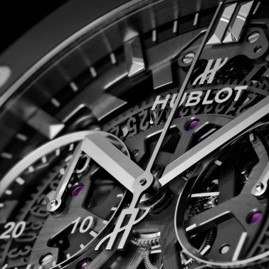 Montre Hublot Classic Fusion Aerofusion Black Magic automatique cadran squelette bracelet caoutchouc noir 45 mm 525.CM.0170.RX