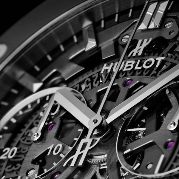 Montre Hublot Classic Fusion Aerofusion Black Magic automatique cadran squelette bracelet caoutchouc noir 45 mm 525.CM.0170.RX