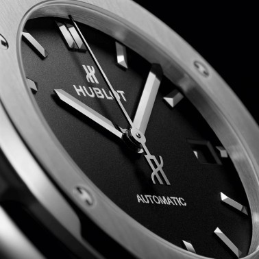 Montre Hublot Classic Fusion Titanium automatique cadran noir bracelet caoutchouc noir 38 mm 565.NX.1470.RX