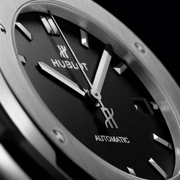 Montre Hublot Classic Fusion Titanium automatique cadran noir bracelet caoutchouc noir 38 mm 565.NX.1470.RX