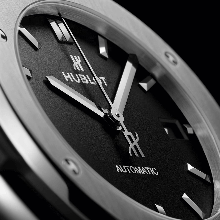 Montre Hublot Classic Fusion Titanium automatique cadran noir bracelet caoutchouc noir 38 mm 565.NX.1470.RX