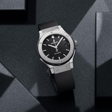 Montre Hublot Classic Fusion Titanium automatique cadran noir bracelet caoutchouc noir 38 mm 565.NX.1470.RX