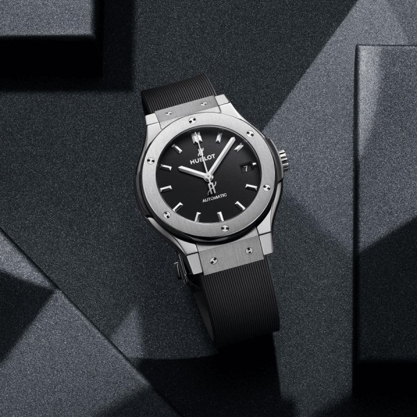 Montre Hublot Classic Fusion Titanium automatique cadran noir bracelet caoutchouc noir 38 mm 565.NX.1470.RX